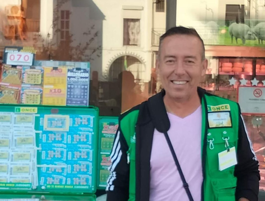 Francisco Marín ha entregado el premio en un bar de la avenida de Málaga.