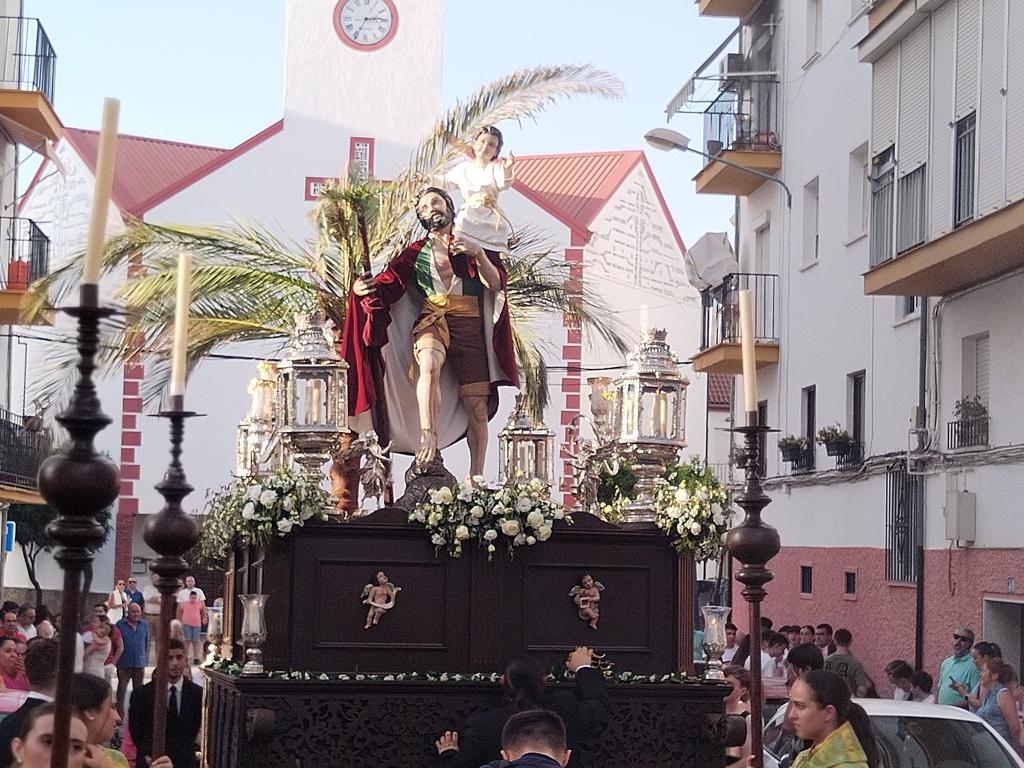 San Cristóbal en el momento de su salida desde la parroquia.