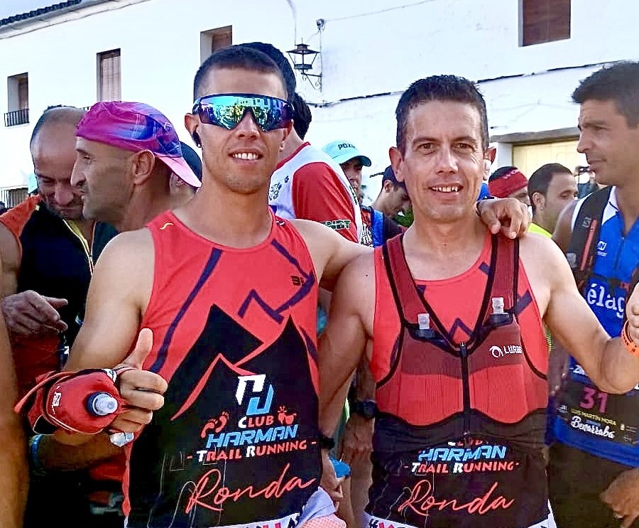 Dos de los corredores en la prueba disputada en Benarrabá este fin de semana.