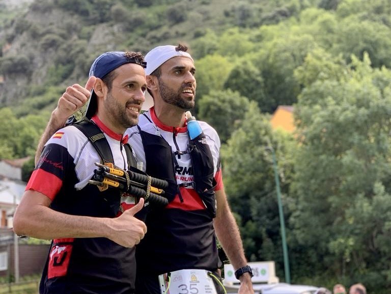 Los dos corredores rondeños en la salida de esta espectacular prueba asturiana.
