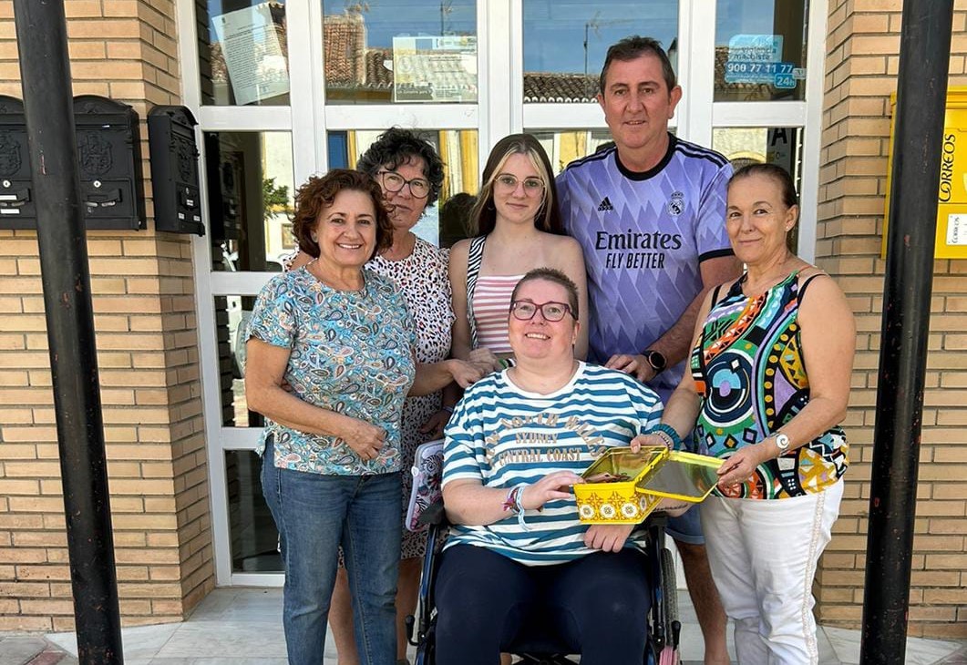 Vecinos de Faraján junto a la chica con problemas de movilidad a la que quieren ayudar.