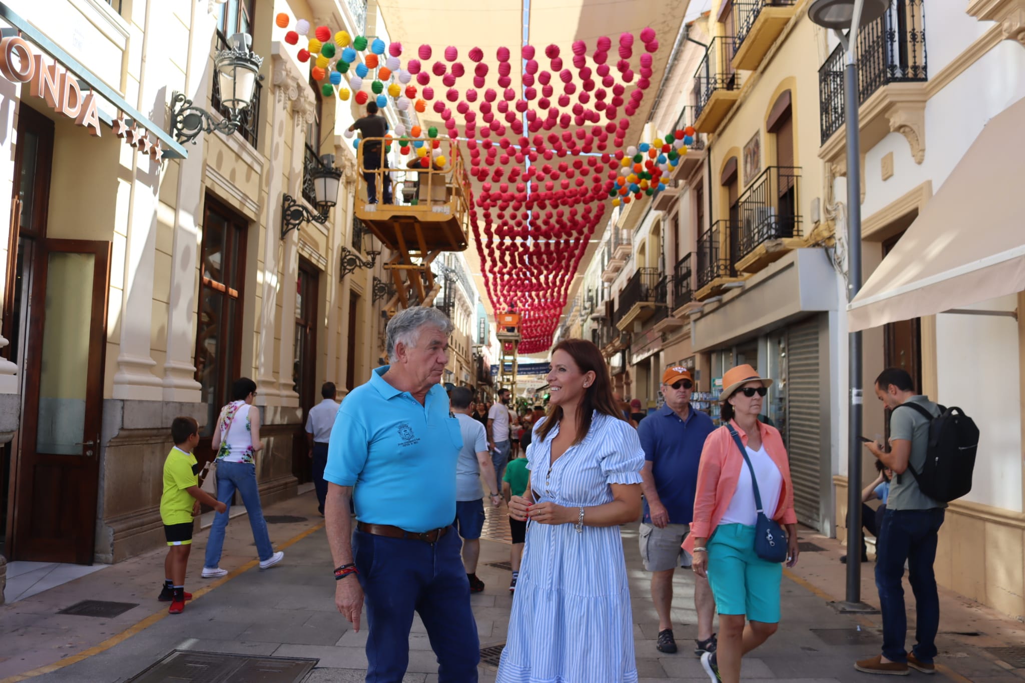 La concejal delegada de Fiestas ha supervisado hoy la instalación del decorado de la Feria.