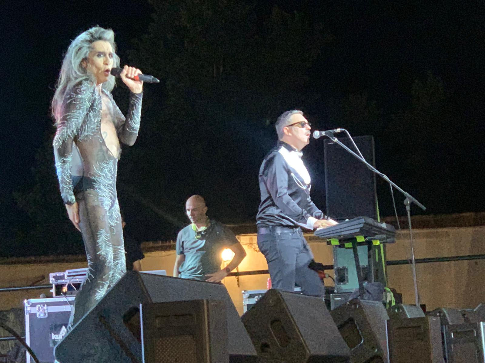 La música de las Nancys Rubias abrió con gran animación el IV Pinsapo Sound