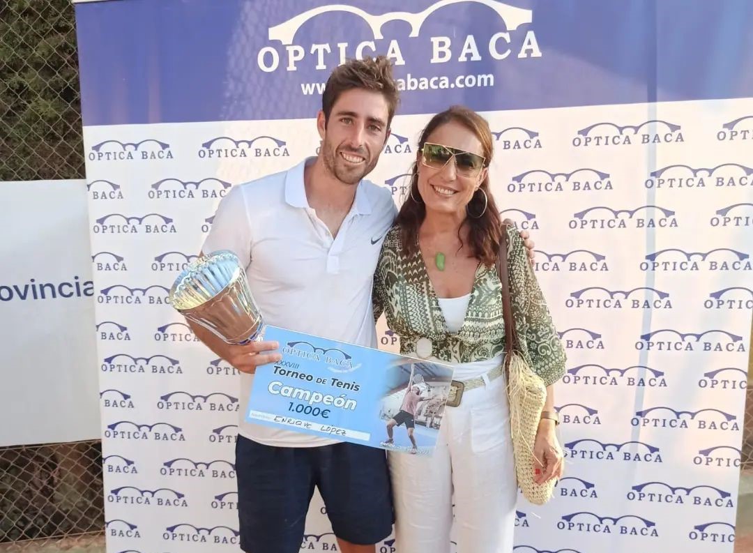 Enrique López vuelve a proclamarse vencedor del Torneo de Tenis Óptica Baca