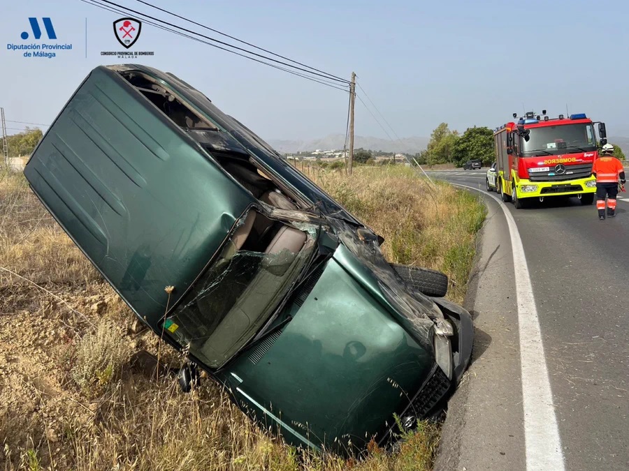 El vehículo ha volcado en la cuneta de esta carretera.