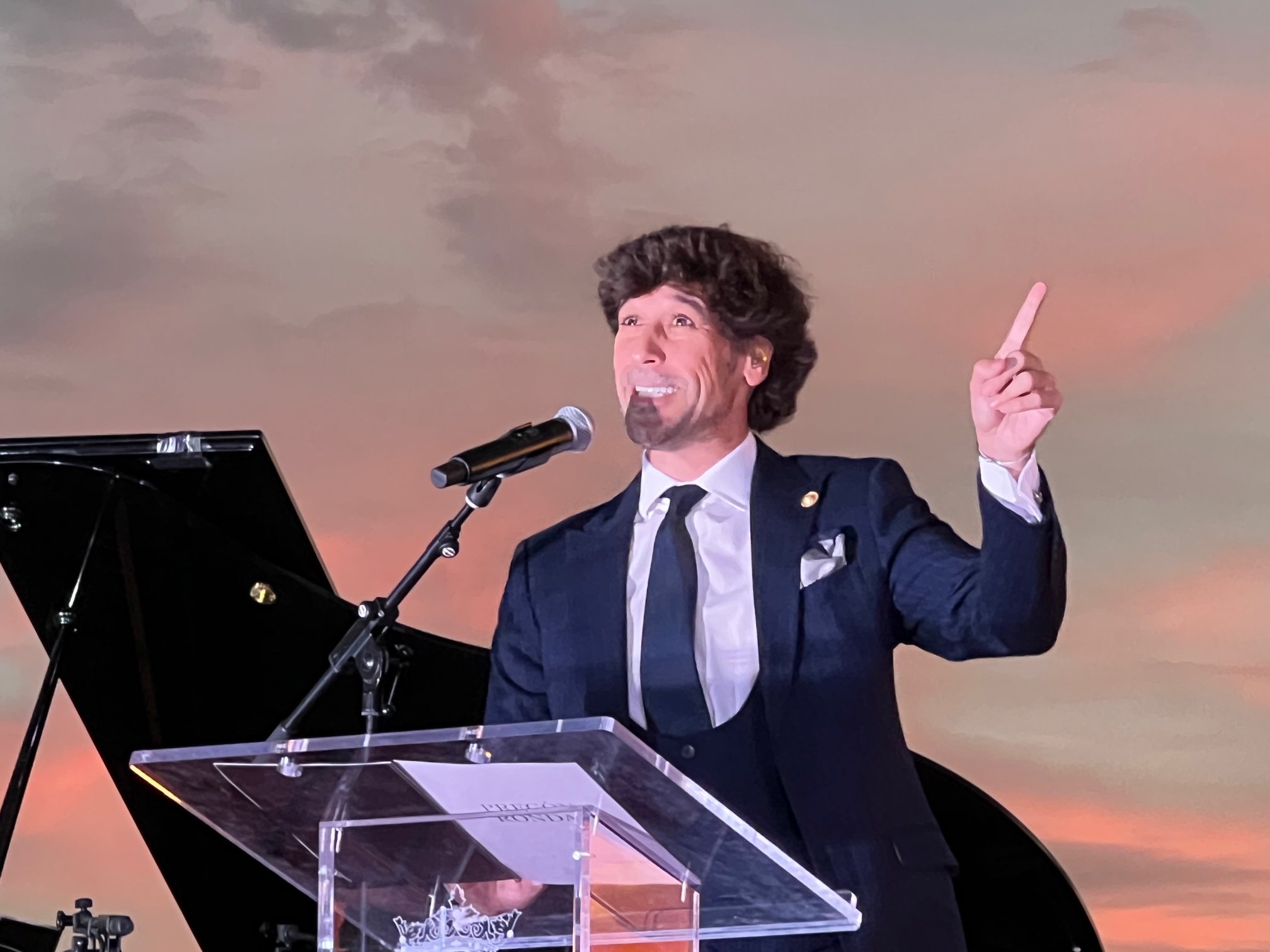 El cantante sevillano cautivó al numeroso público asistente con su pregón.