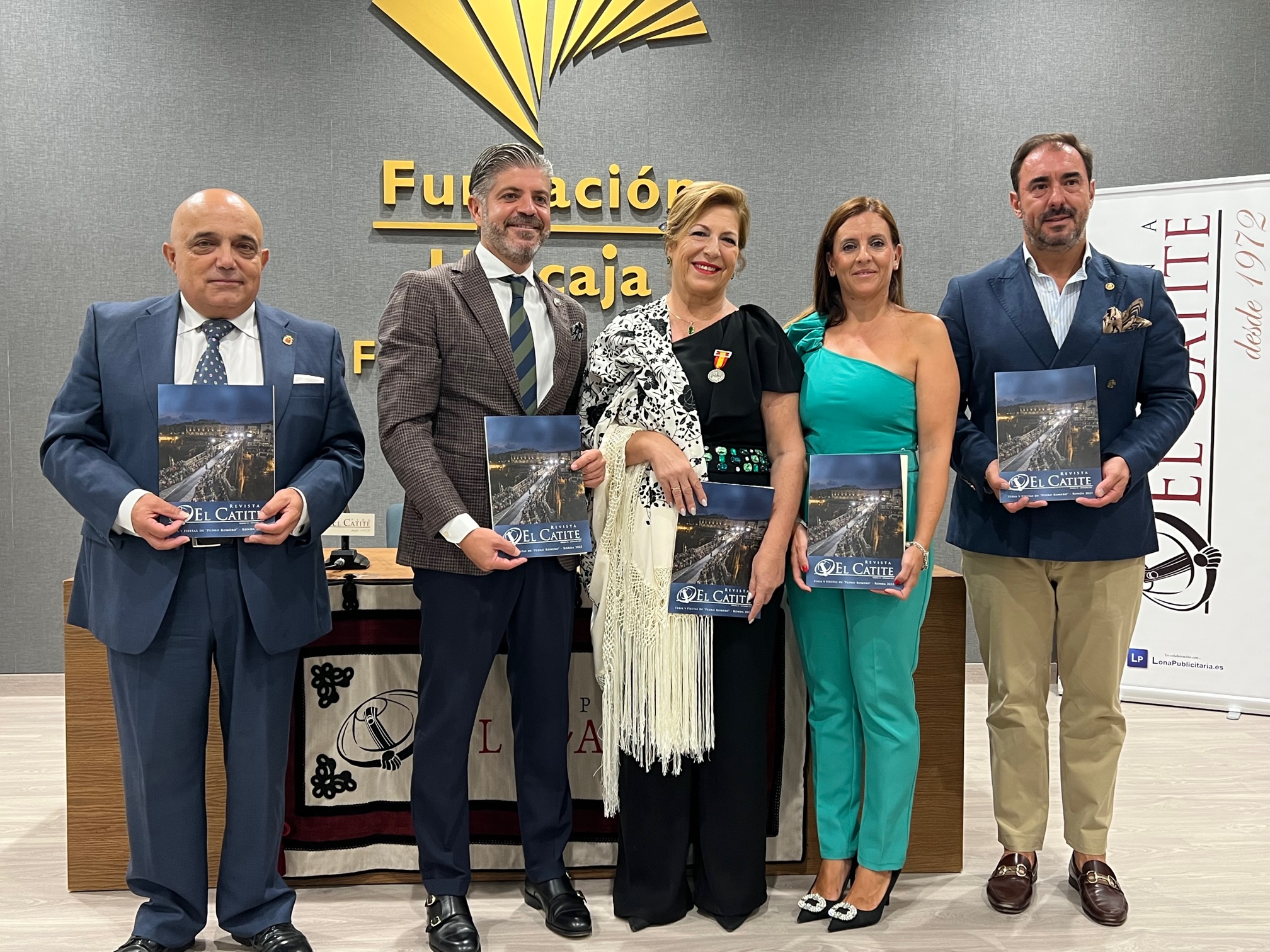 El primer teniente de alcalde, la concejal de Fiestas, la presidenta y peñistas.