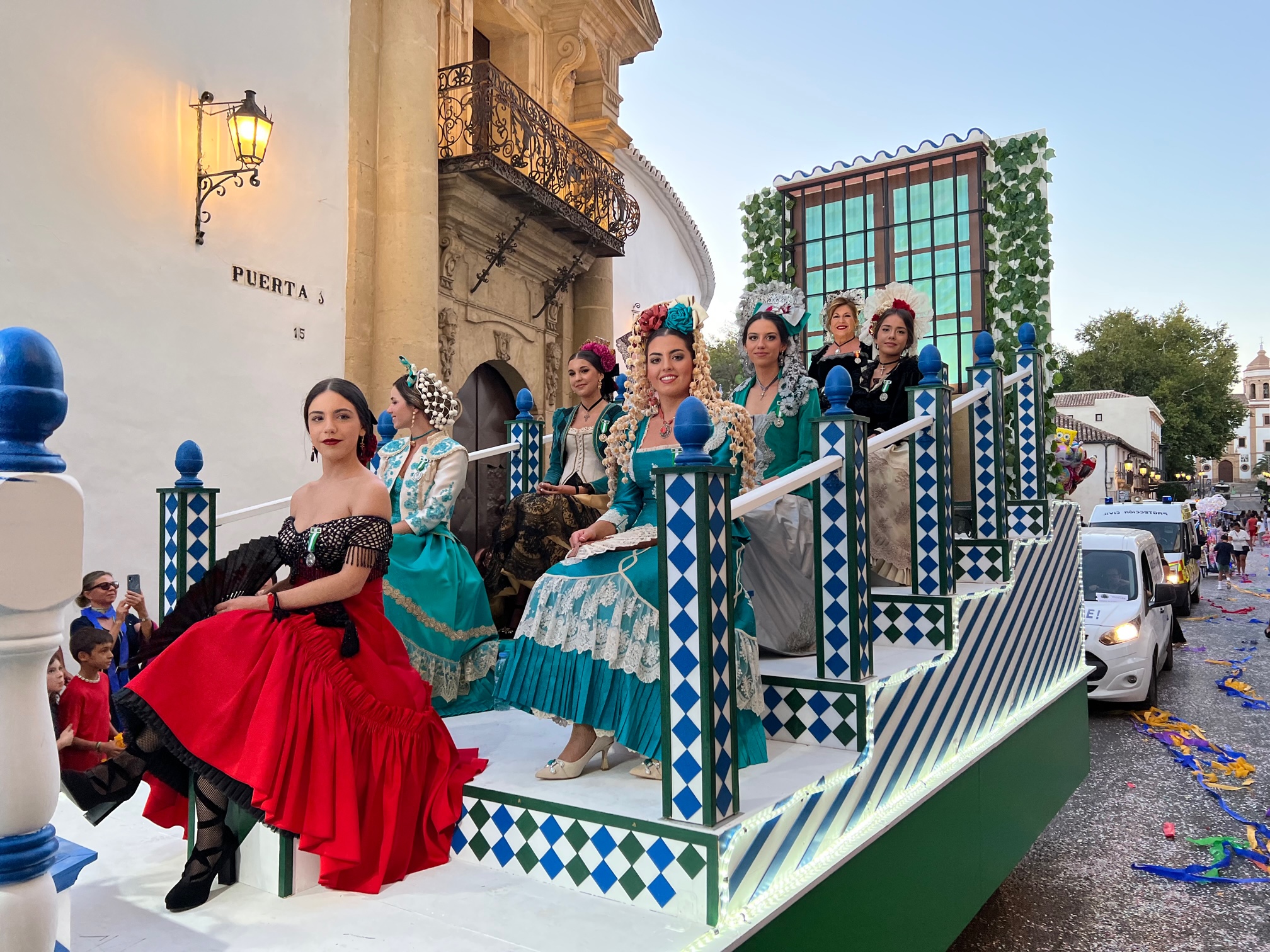 Las Damas Goyescas a su paso por la puerta de la plaza de toros.