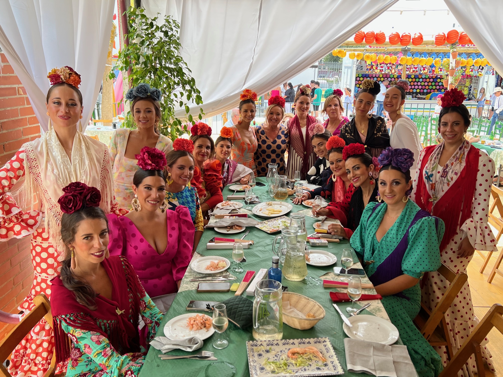 Un grupo de bellas rondeñas, vestidas de flamenco, en la peña La Gitanilla.