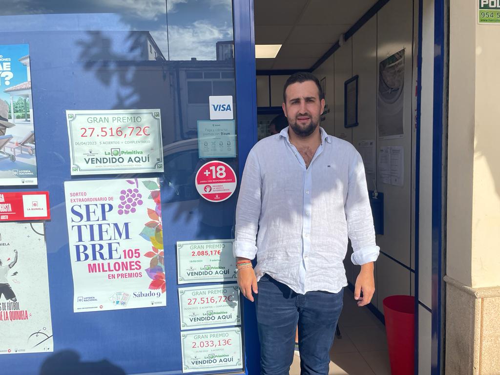 Ismael Hoyos ha sido quien ha entregado el premio en la Administración de Loterías número 5.