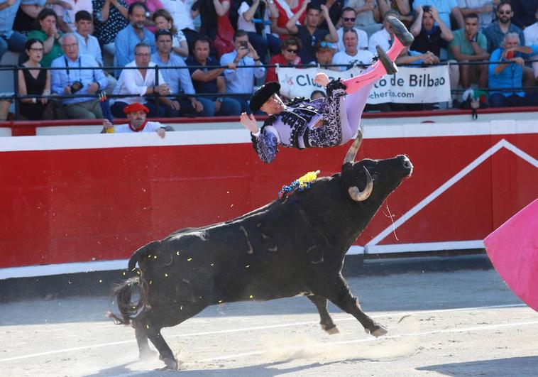 El banderillero Cándido Ruiz se recupera tras sufrir una grave cogida en la plaza de Azpeitia