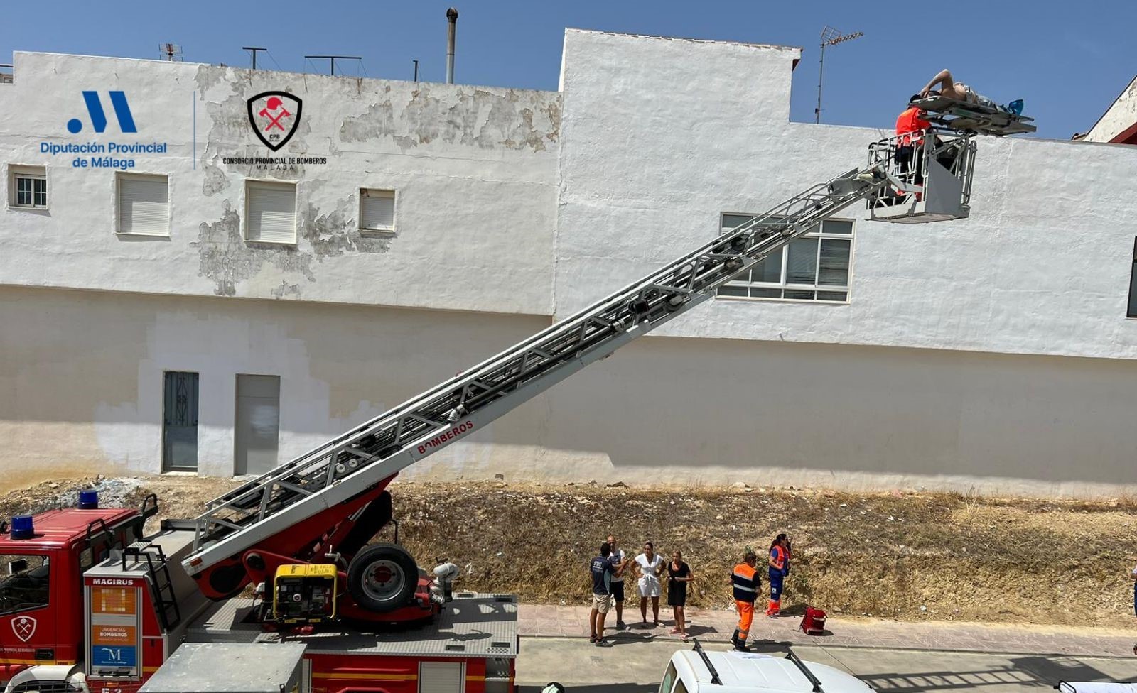 Los bomberos han podido evacuar al trabajador utilizando un camión autoescala.