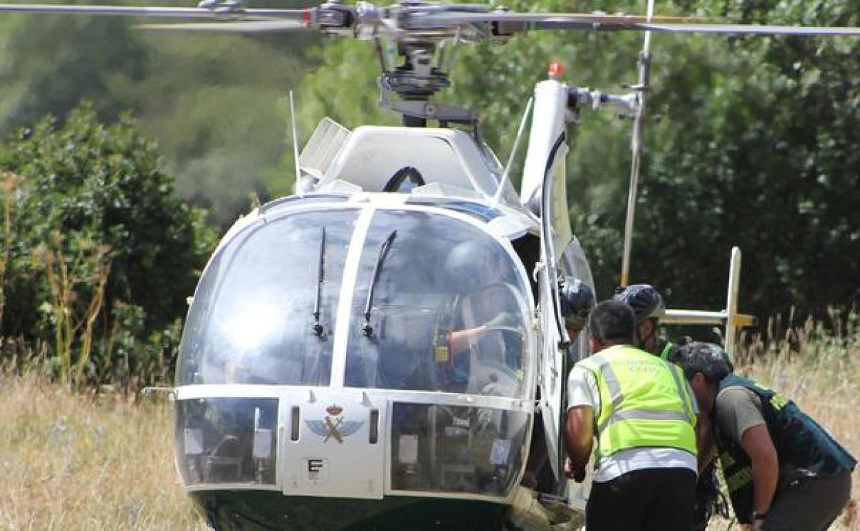 El senderista ha sido trasladado en un helicóptero de la Guardia Civil. Foto archivo.