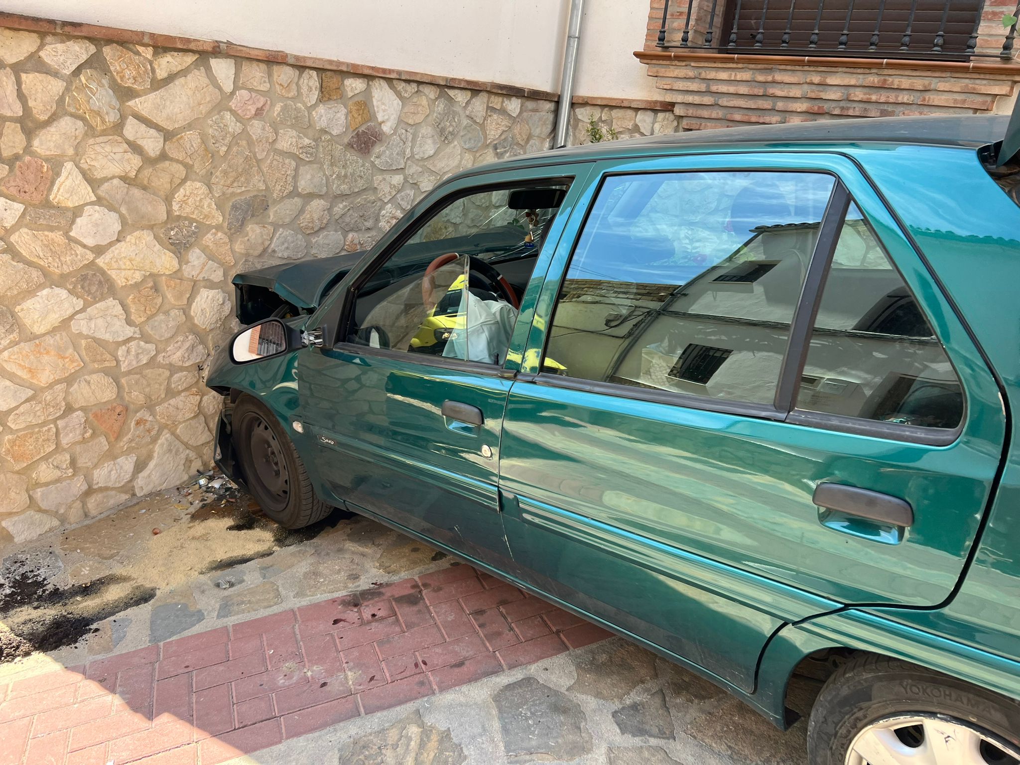El coche se ha empotrado contra la pared de una vivienda de Alpandeire.