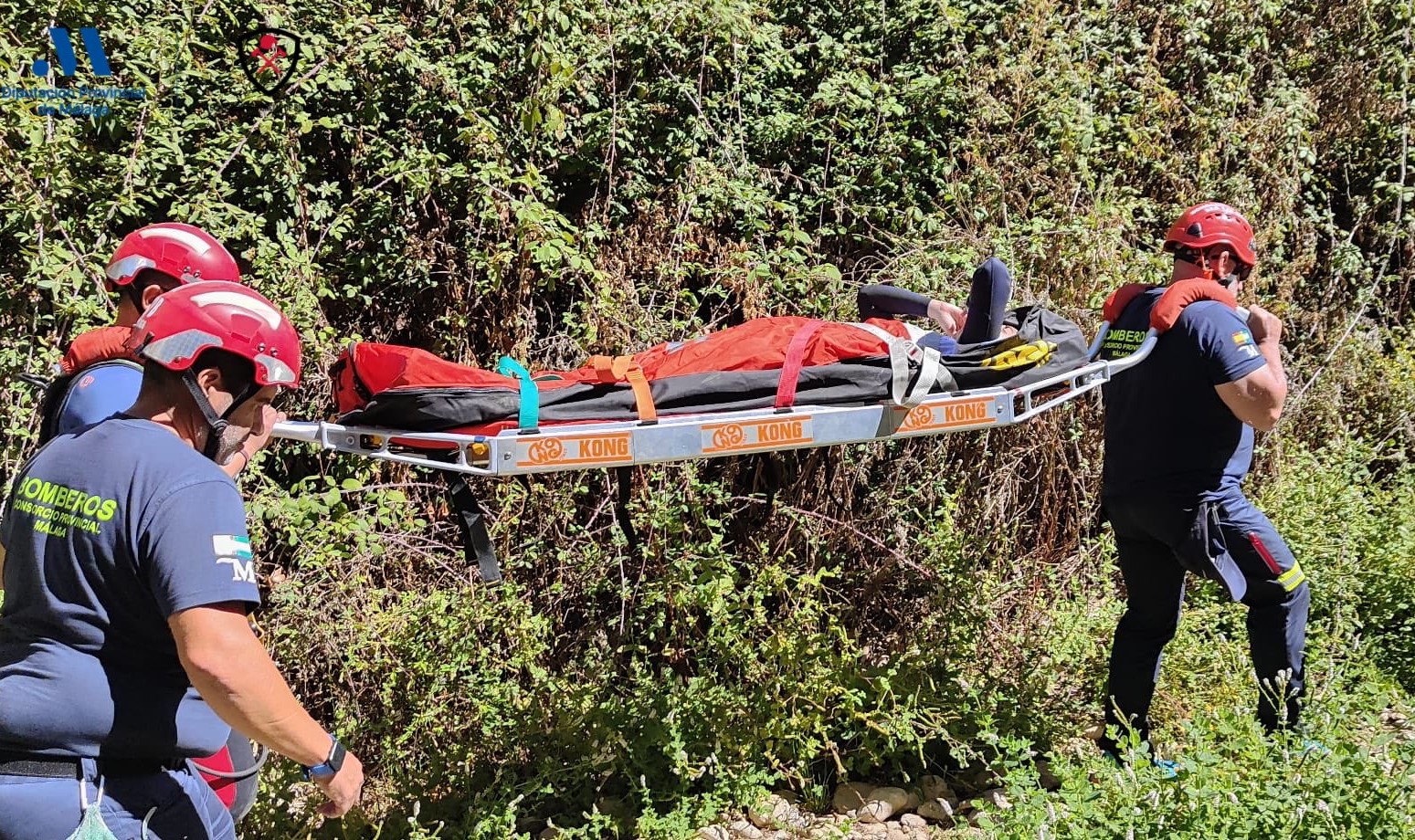 Los bomberos han tenido que trasladar a la deportista accidentada en camilla.