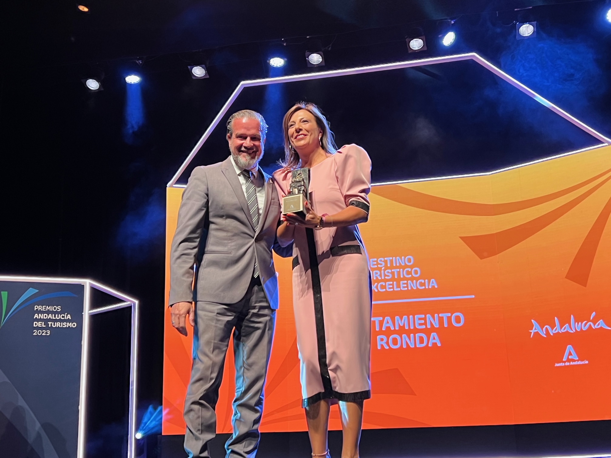 La alcaldesa de Ronda recogió el premio de manos del viceconsejero de Turismo.