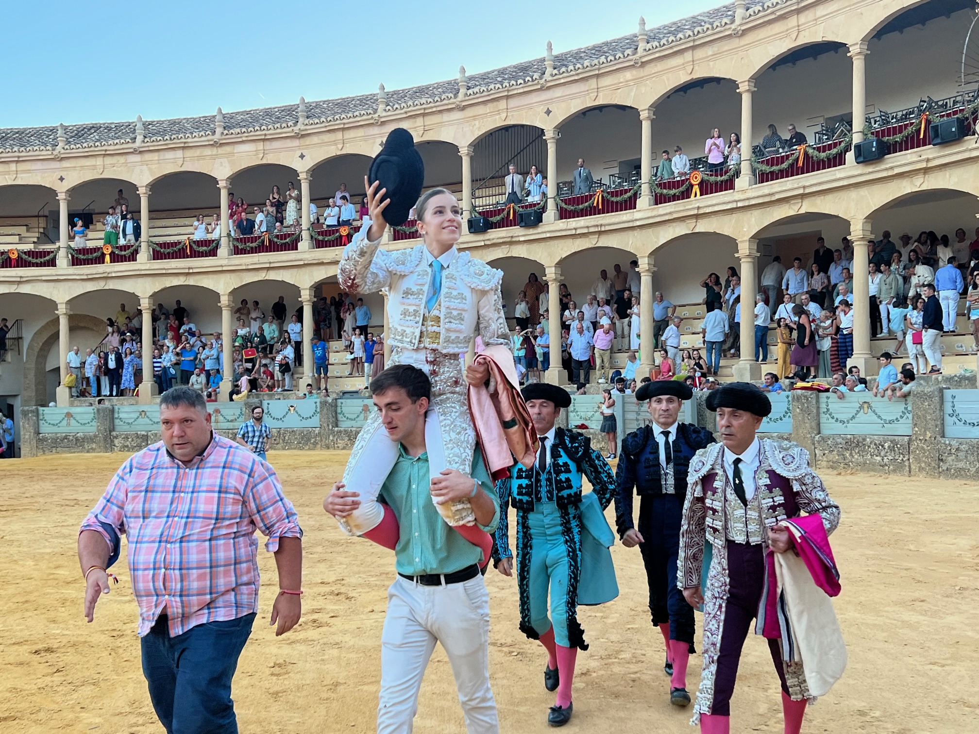 La novillera ha triunfado en su debut en el coso maestrante de Ronda.