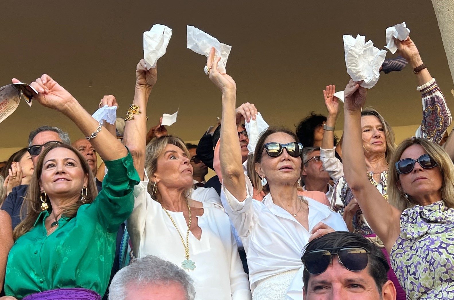 Isabel Preysler, reina de corazones, no paró de pedir orejas para los toreros en la Goyesca