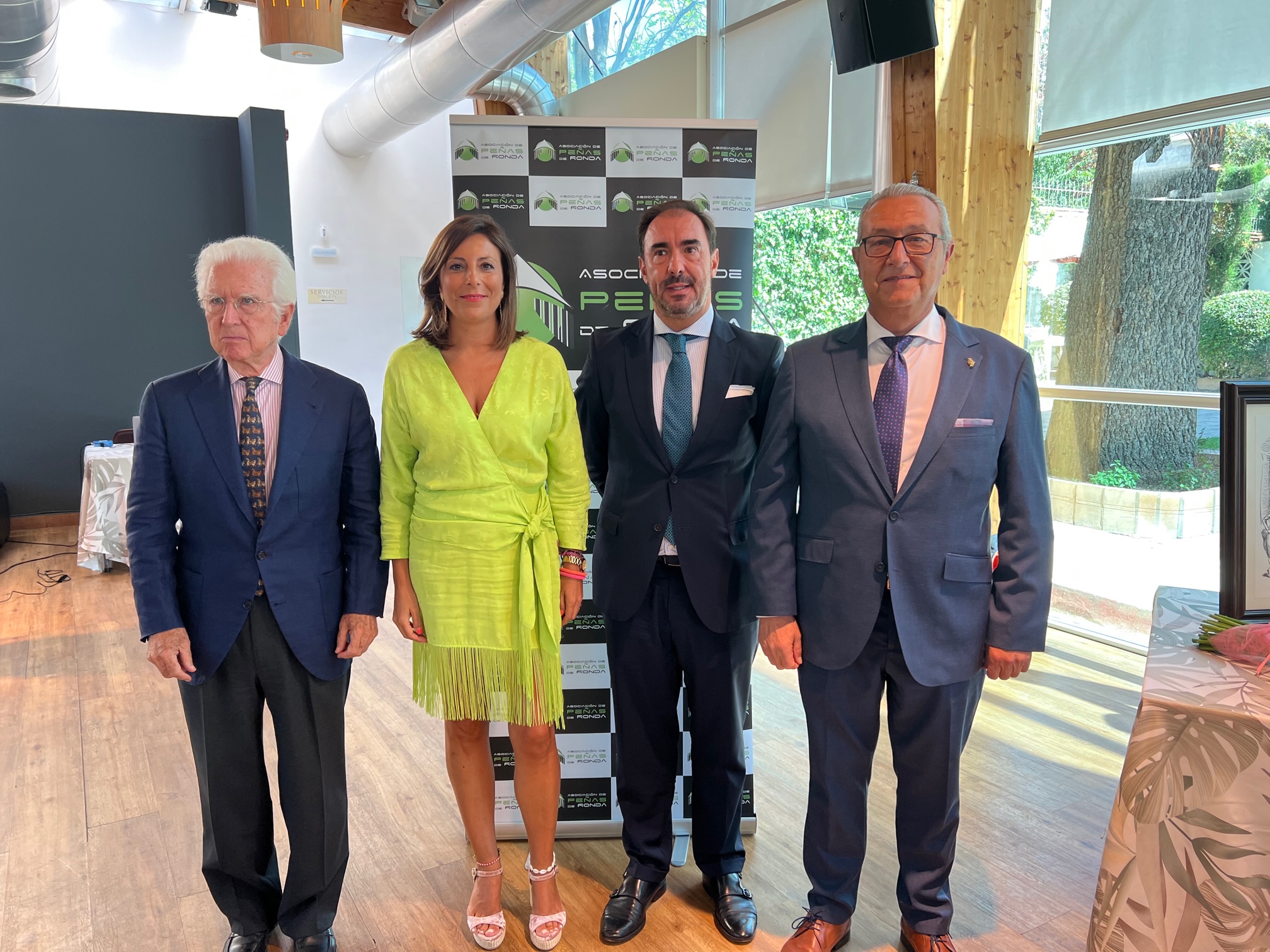 La alcaldesa, el presidente de las peñas y los dos homenajeados.