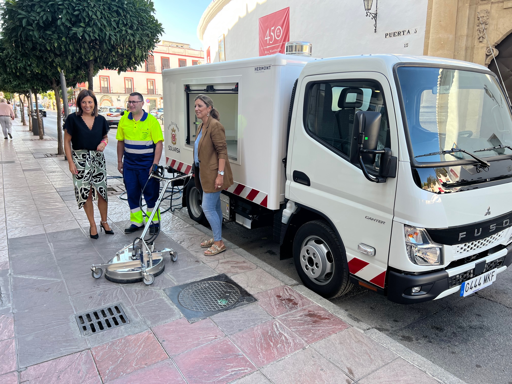 El Ayuntamiento ha presentado hoy la nueva máquina barredora.