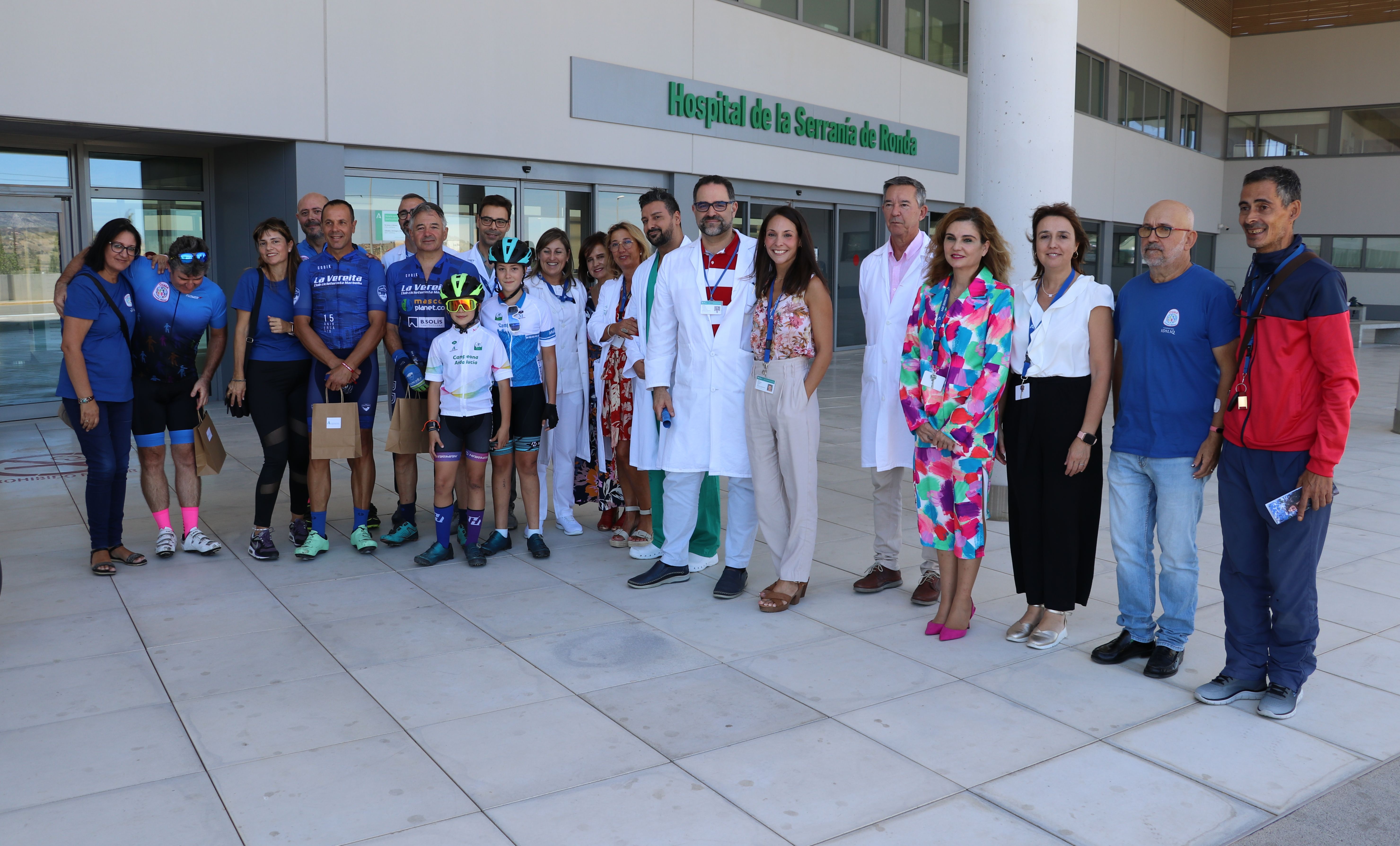 Encuentro entre los ciclistas participantes y personal del Hospital de la Serranía.