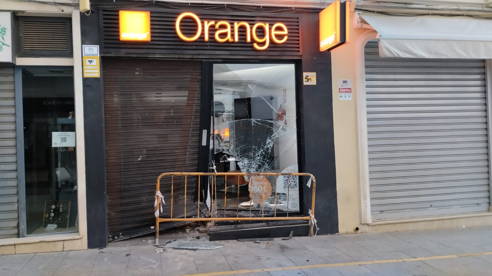 Unos delincuentes intentan llevarse los móviles de la tienda de Orange empotrando un coche robado contra el escaparate