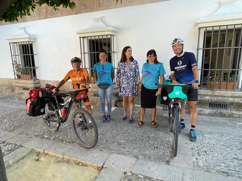 Dos ciclistas sordos recorren Andalucía para recaudar fondos y poder enviar bicicletas a niños de zonas rurales de India
