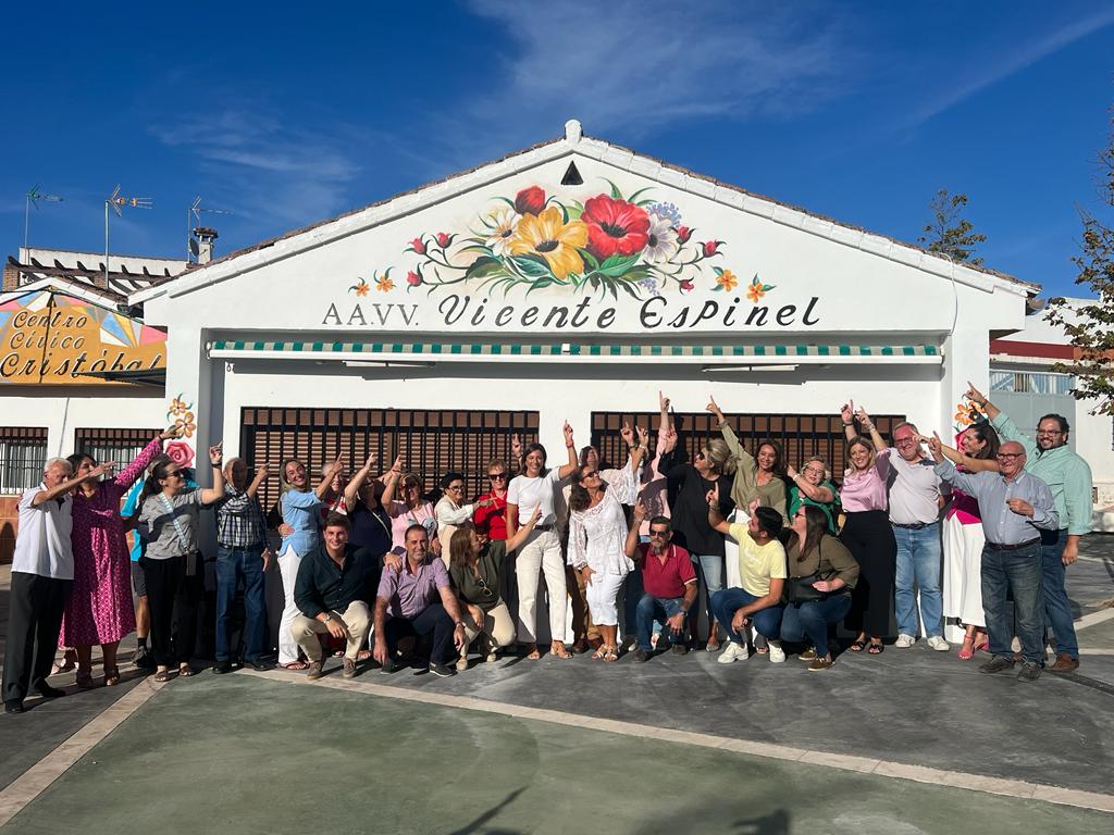 La alcaldesa y concejales han disfrutado de una merienda en la sede vecinal.
