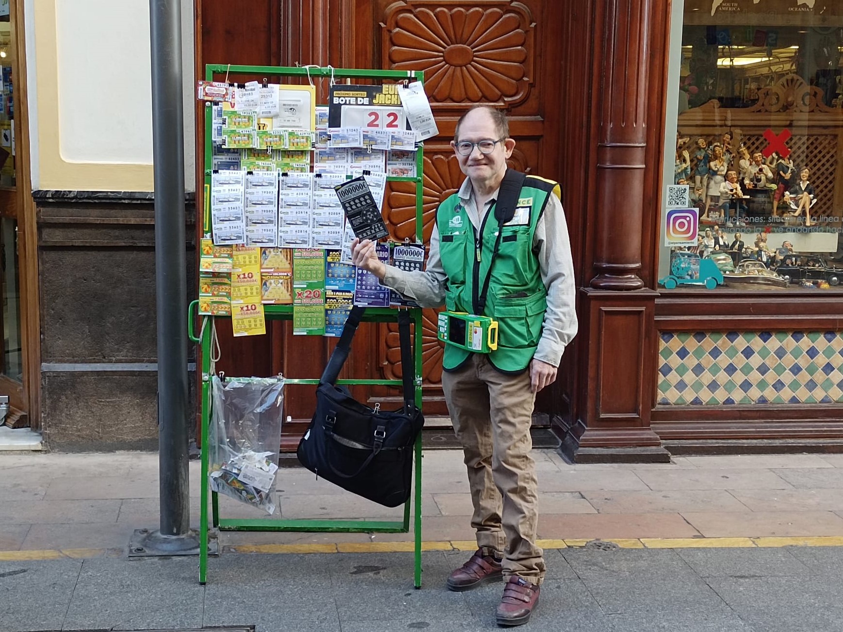 El vendedor Carmelo González ha sido el encargado de repartir el premio.
