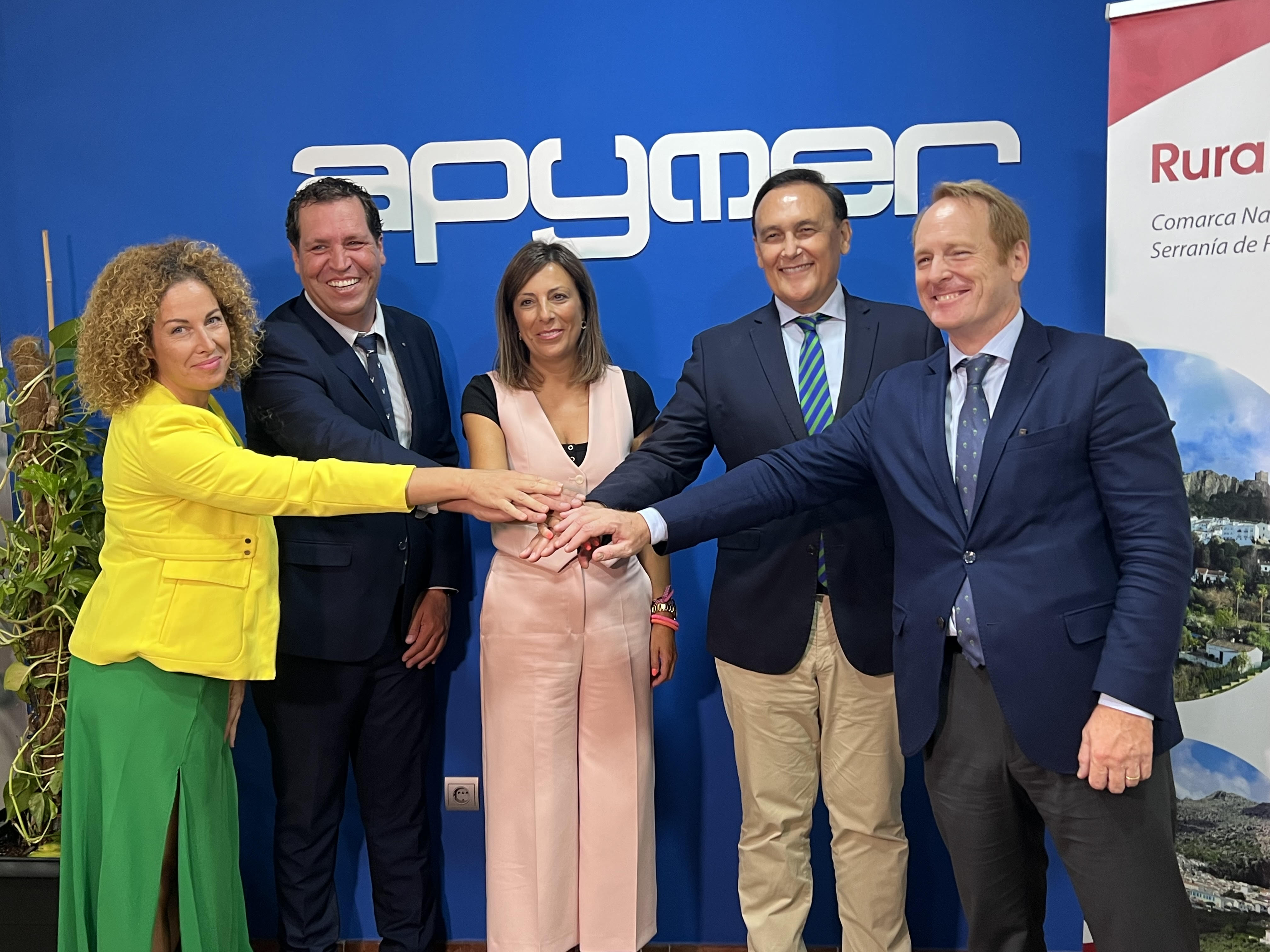 La alcaldesa, junto al consejero, responsables de Apymer y de la Fundación Botín.
