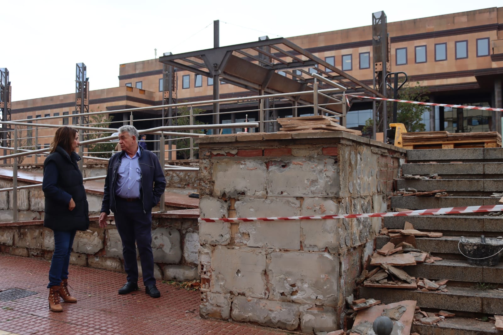 Los trabajos de remodelación de la plaza Carlos Cano ya se han iniciado.