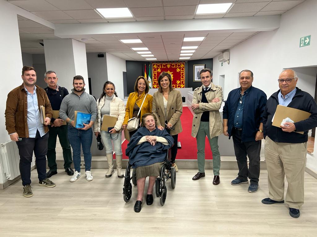 Al alcaldesa y el edil de economía han entregado las subvenciones.