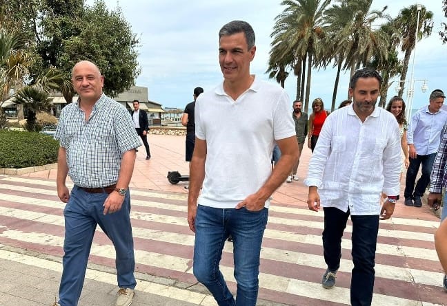 Paco cañestro paseando junto al presidente en funciones del Gobierno, Pedro Sánchez. Foto PSOE Ronda.