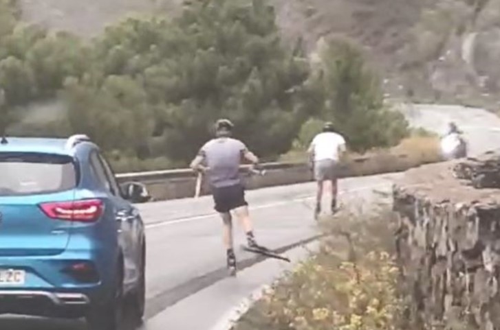 Los dos sujetos han circulado en patines de forma peligrosa por la carretera.