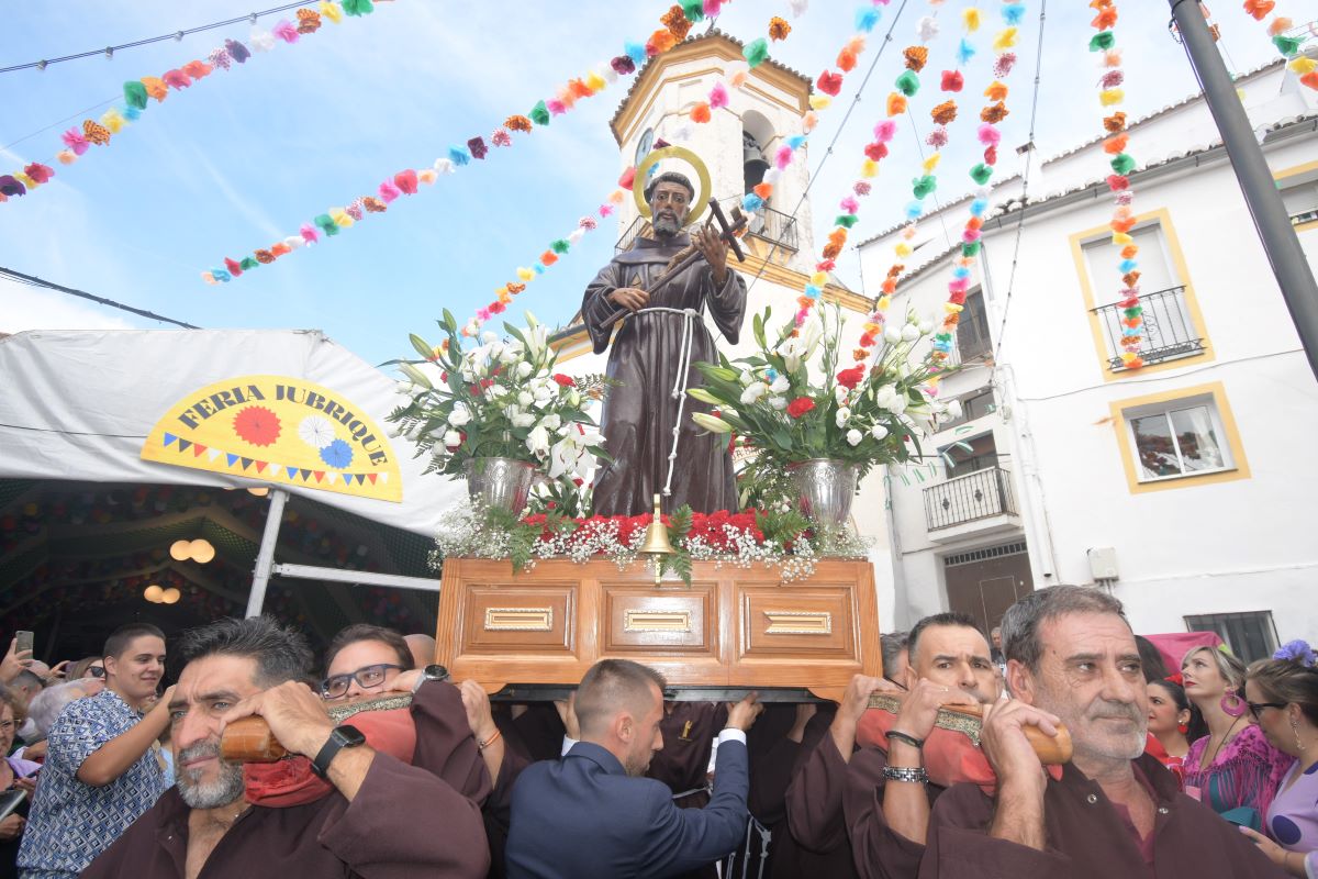 San Francisco de Asís fue paseado por las calles del pueblo serrano.