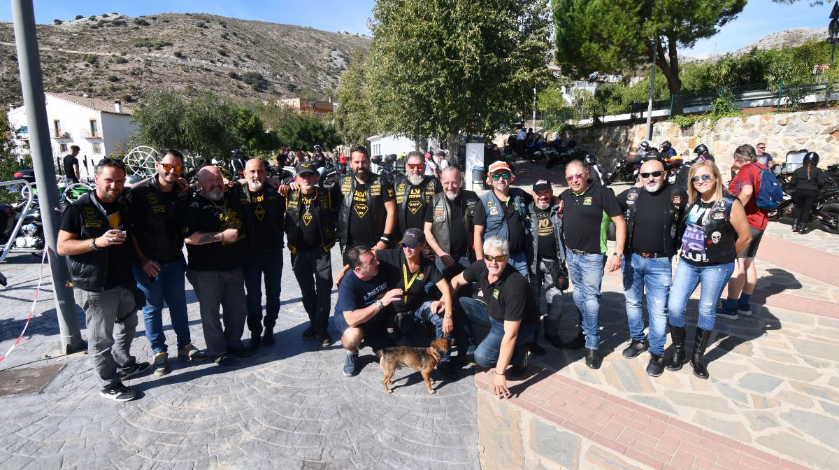 Un grupo de participantes de este singular encuentro motero de Alpandeire.