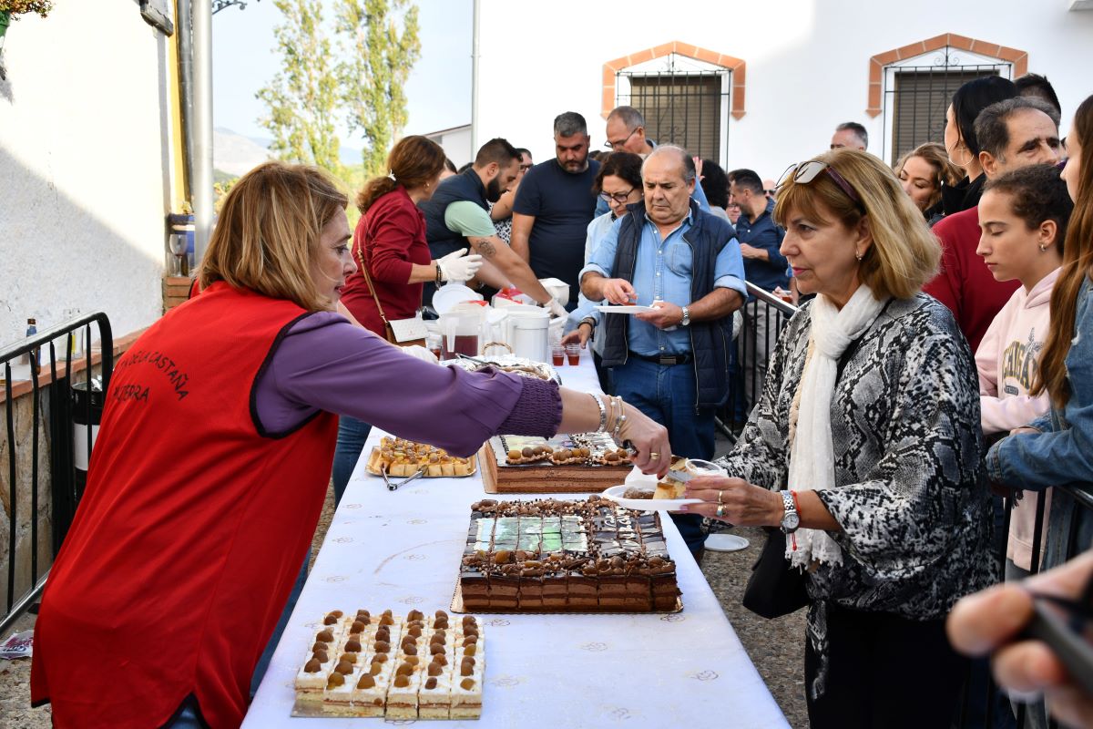 Durante la fiesta se ofrecen degustaciones de productos elaborados con castaña.