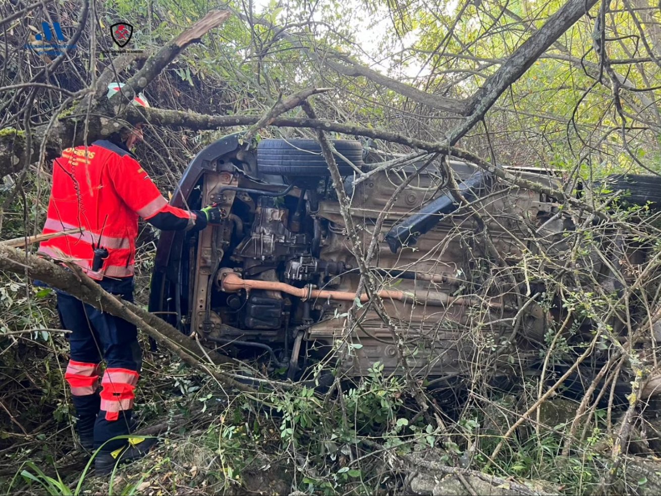 Dos personas resultan heridas tras volcar la furgoneta en la que viajaban en la zona del Hondón