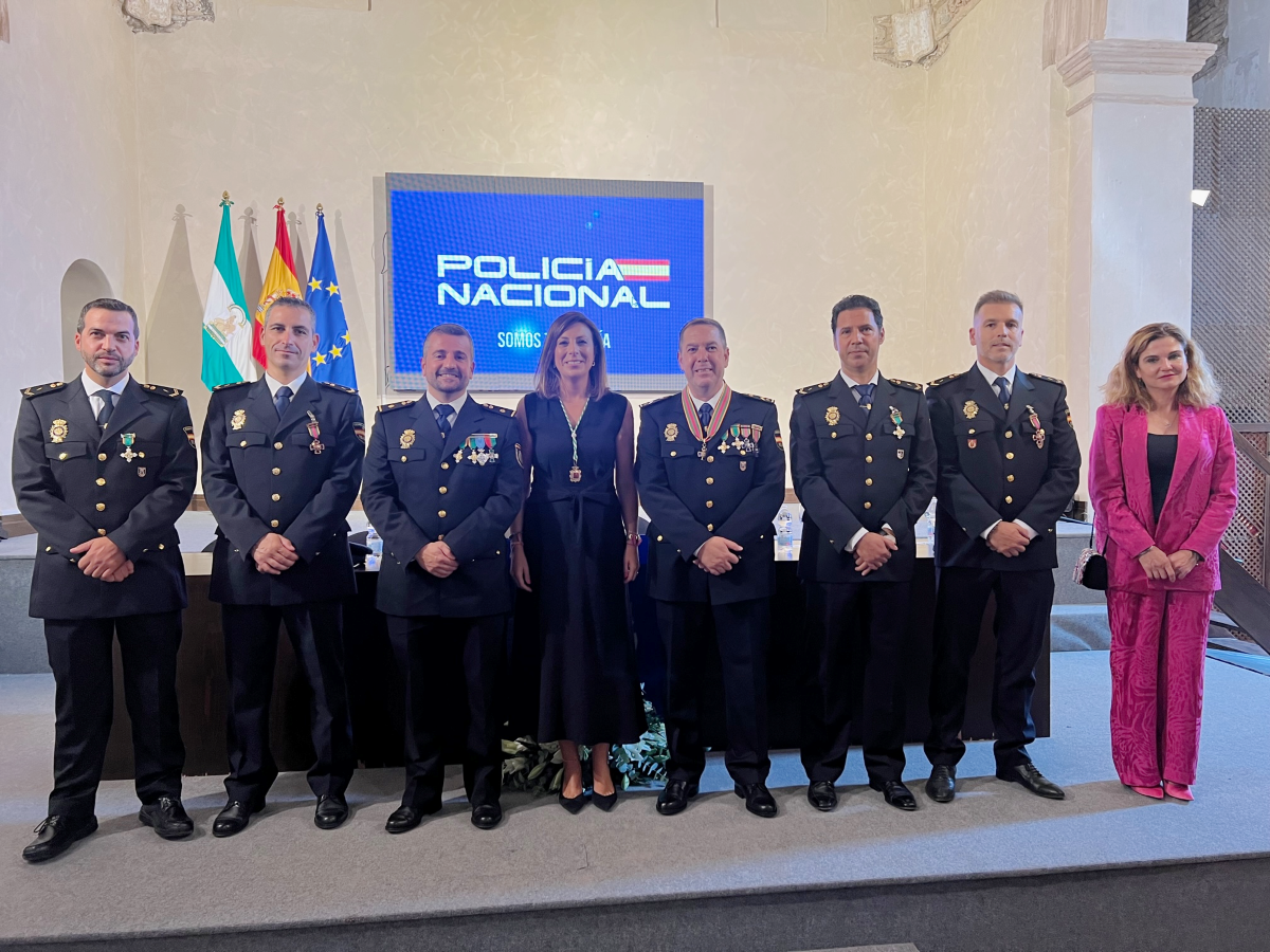 Autoridades locales con los agentes galardonados en el día de sus patronos.