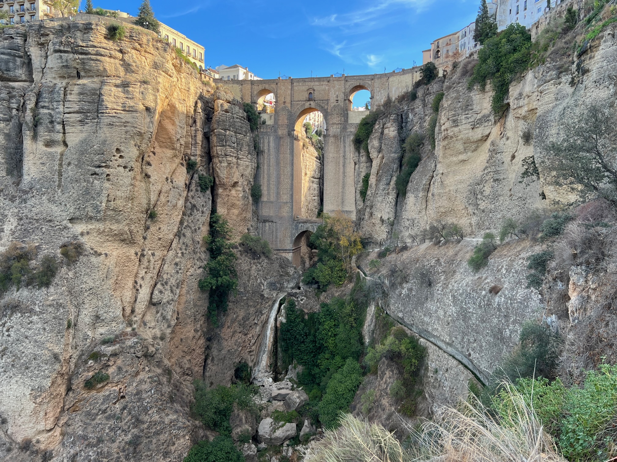 Esta es la imagen que ofrece hoy el Tajo de Ronda; ni una gota de agua.