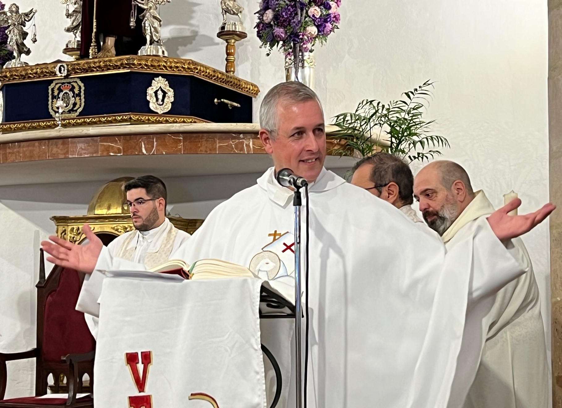 Numerosos fieles y amigos acompañan a Paco Sánchez en la celebración de su 25 aniversario de sacerdocio
