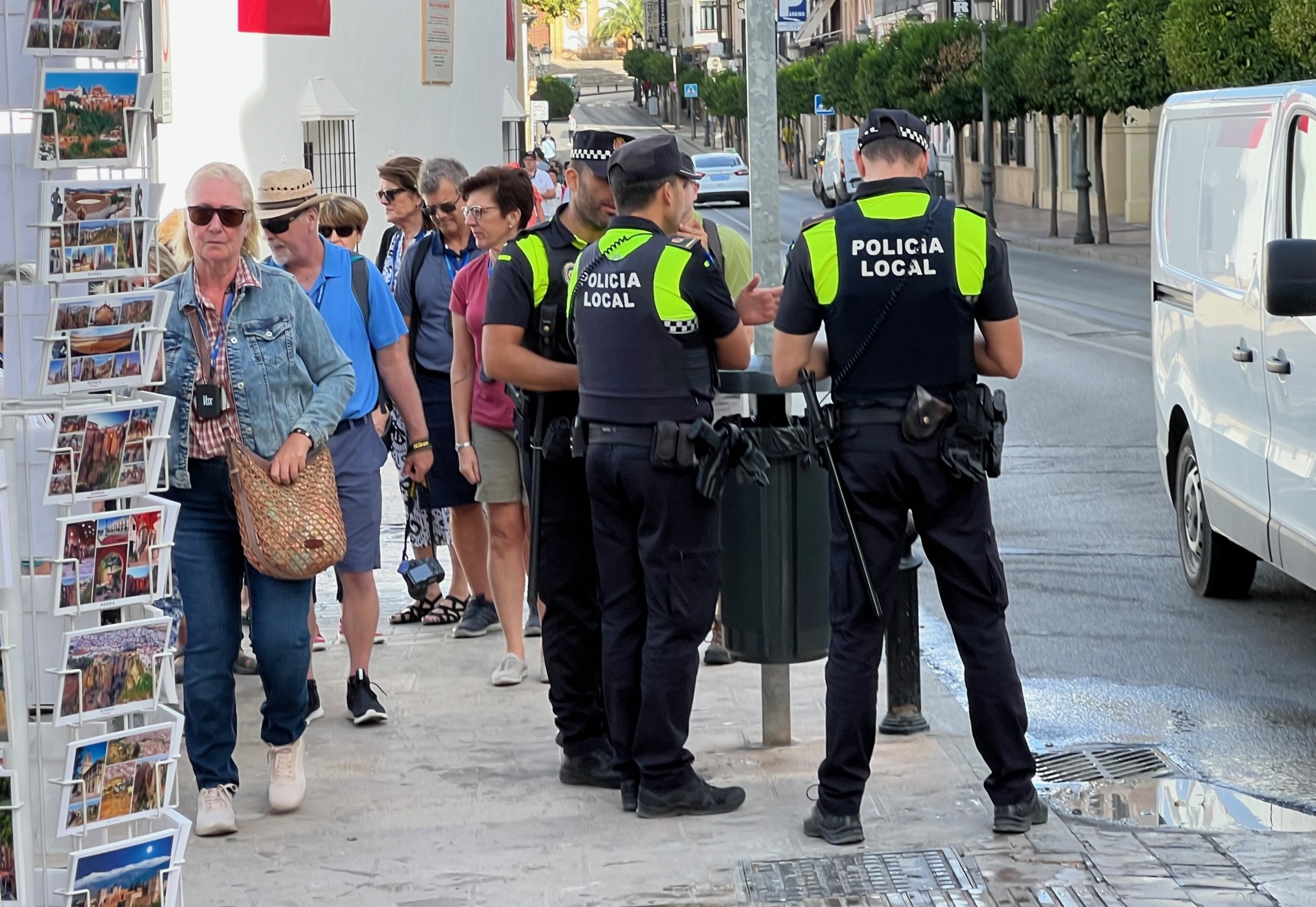 Agentes de la Policía Local durante la realización de un servicio en el centro de Ronda.