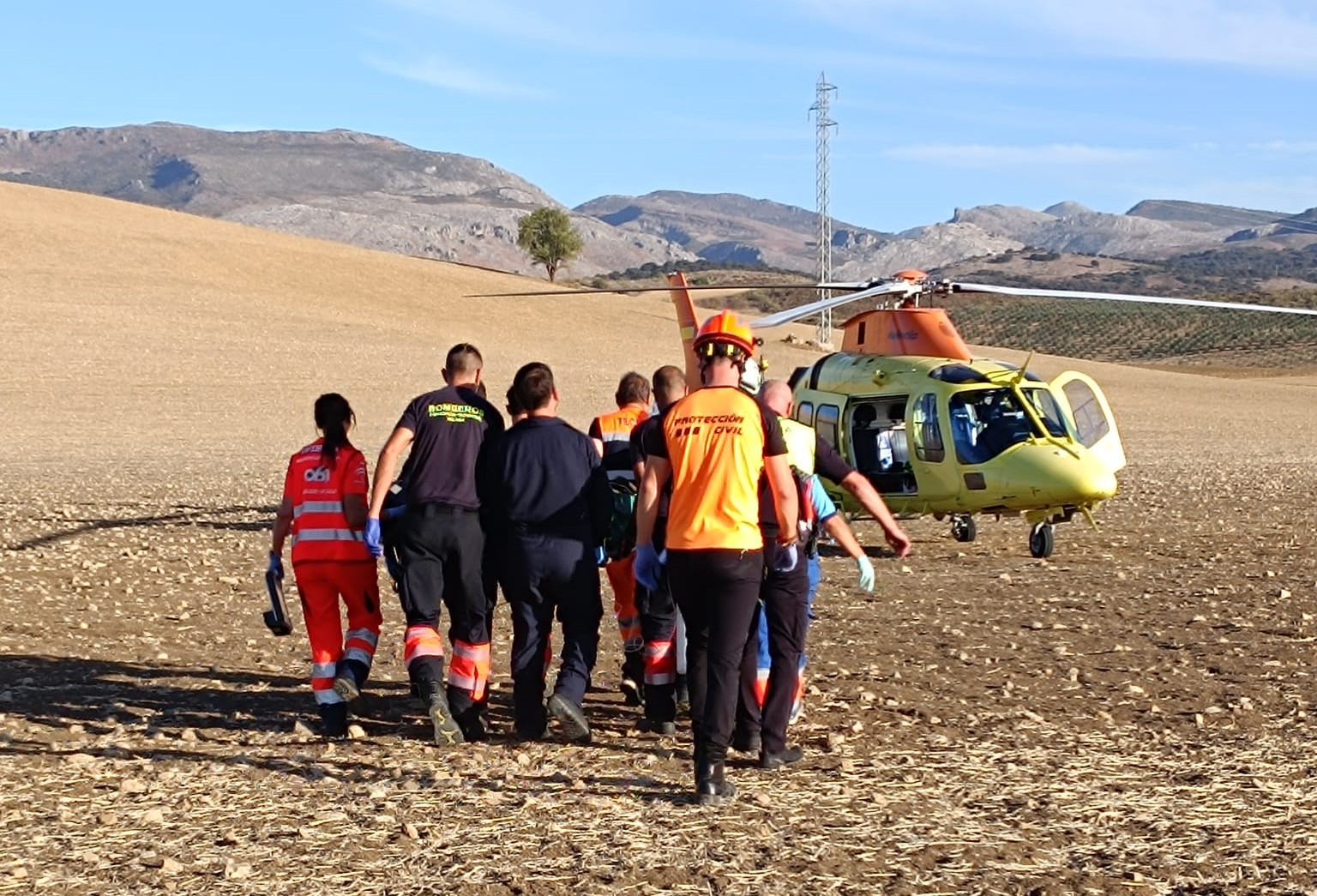 Momento en el que el piloto accidentado es llevado al helicóptero para su traslado al Hospital. Foto Protección Civil.