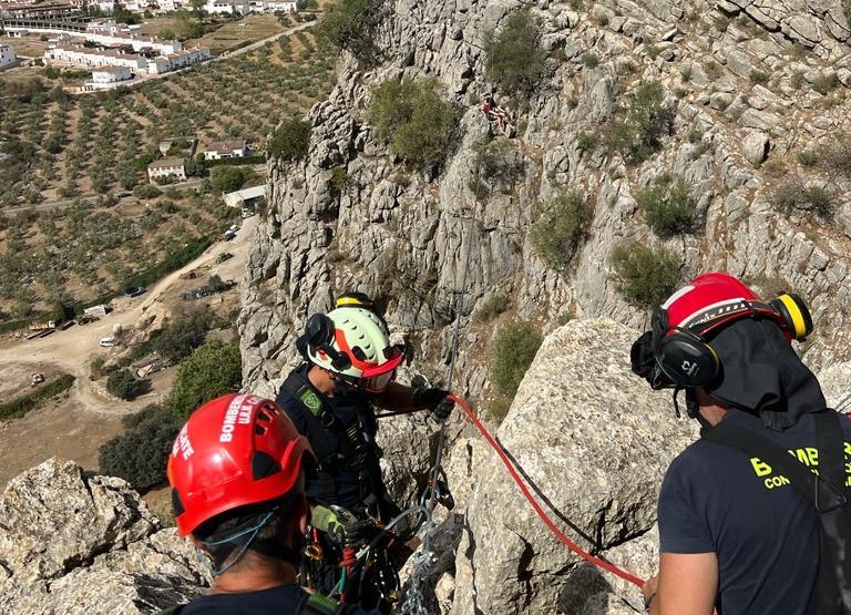 Rescatan a un senderista atrapado en la tirolina de la vía ferrata de Montejaque