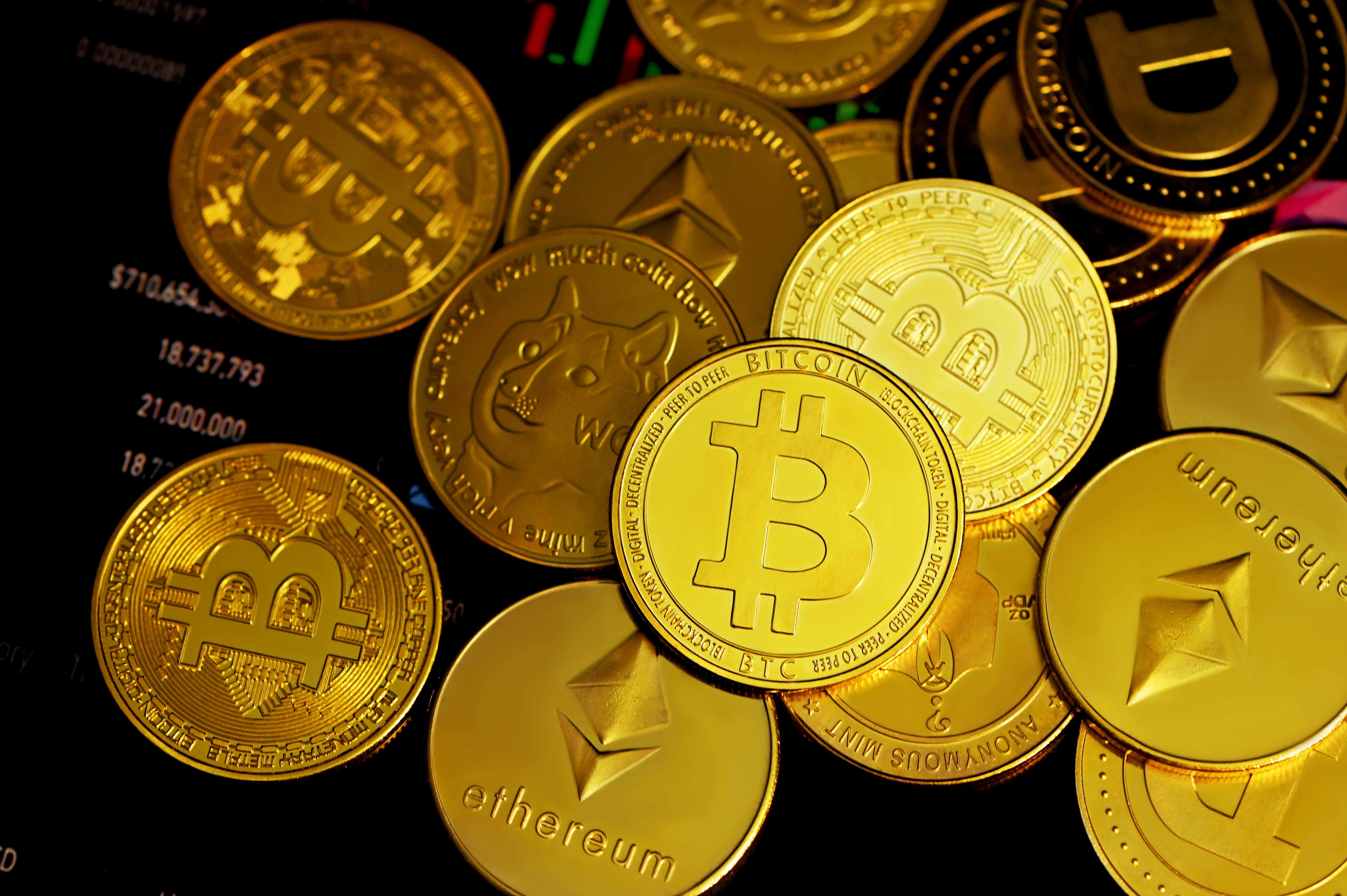 un montón de bitcoins de oro superpuestos