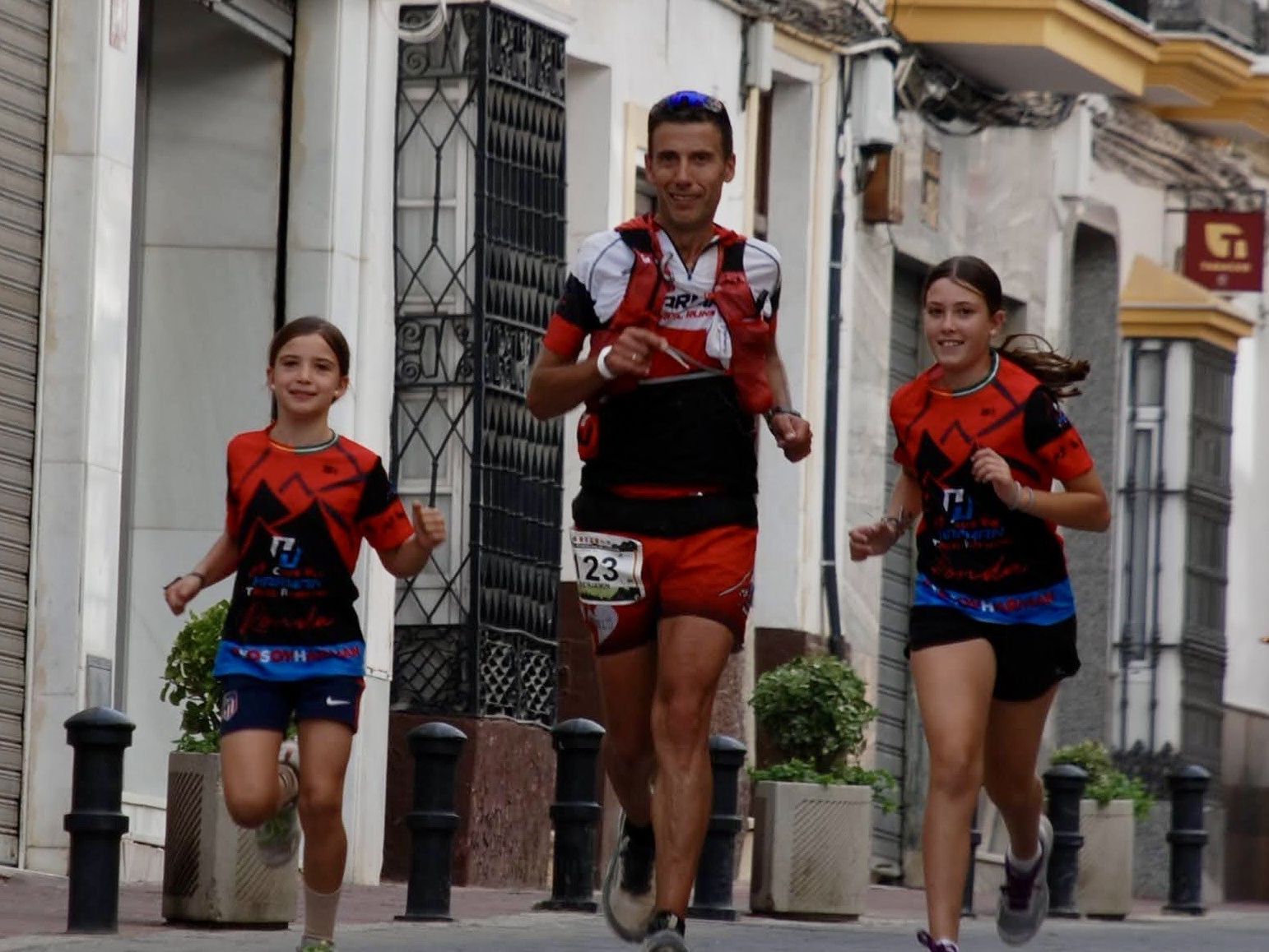 El corredor rondeño, acompañado de sus hijas, llegando la meta.