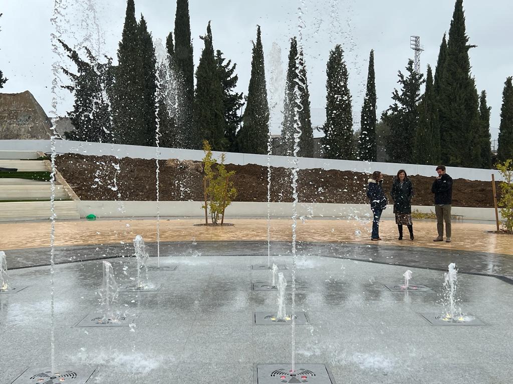 La alcaldesa y la delegada de Obras han visitado hoy los trabajos de la nueva plaza.