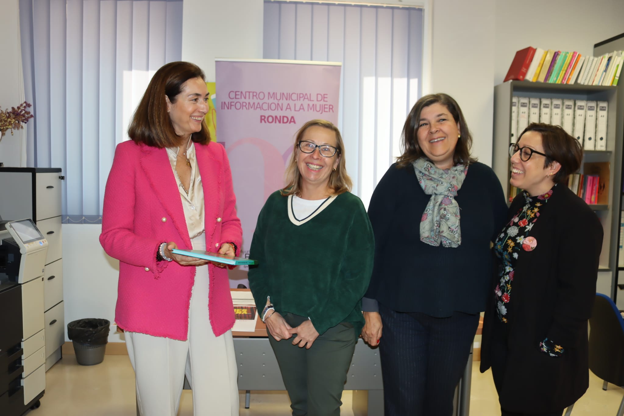 La concejal de Igualdad junto a trabajadoras del Área de Mujer.