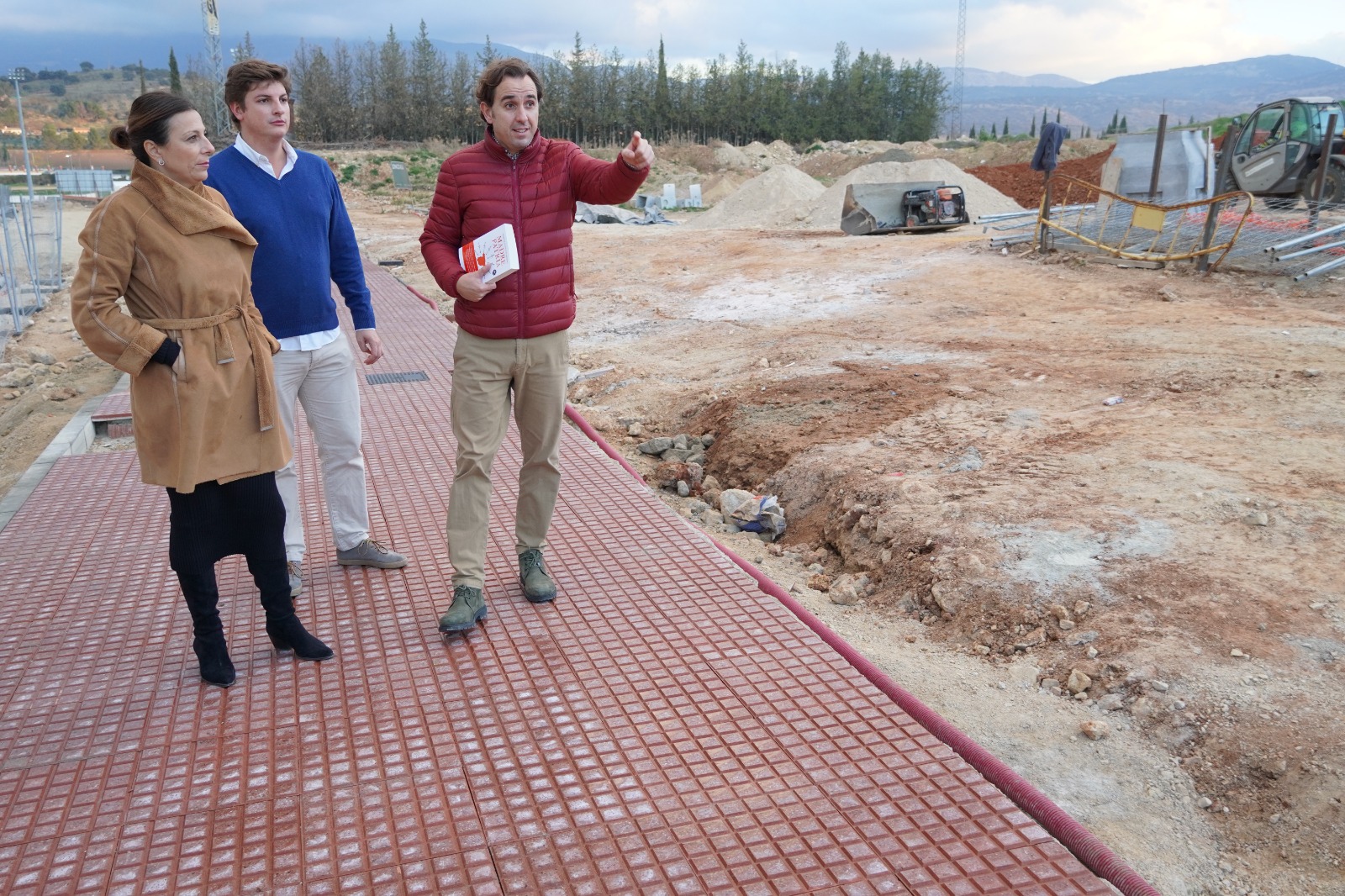 La alcaldesa, el concejal de Contratación y el técnico jefe de Urbanismo en los terrenos.