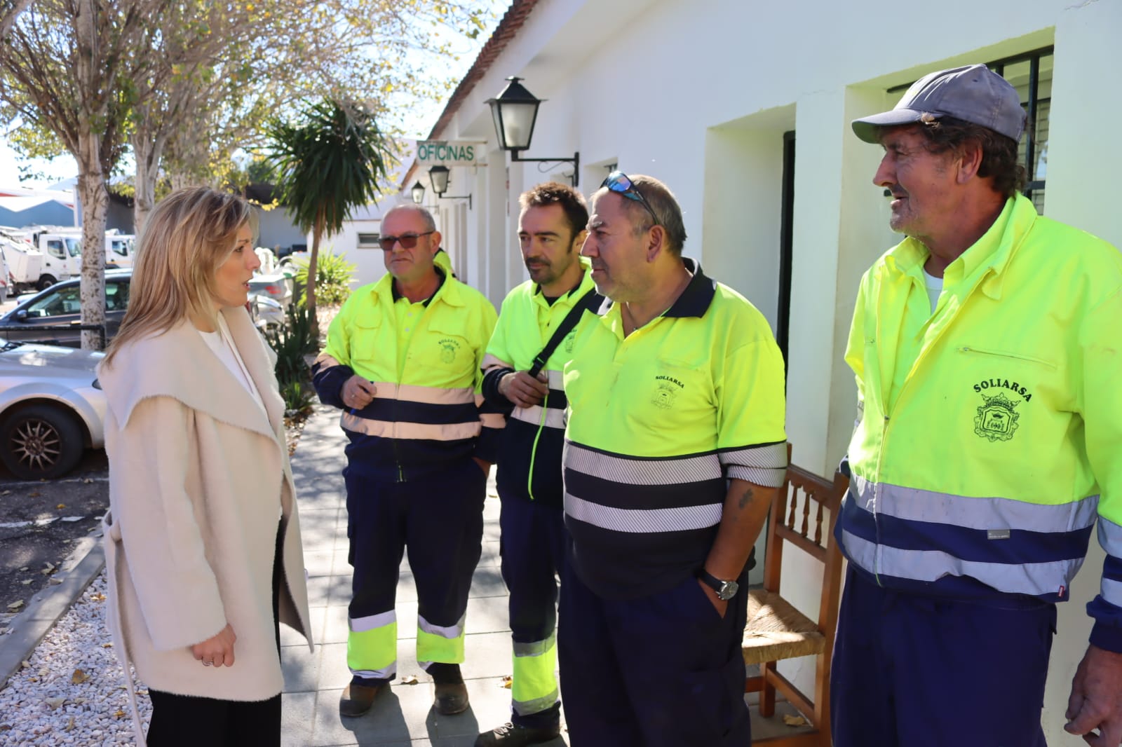 La concejal de Soliarsa junto a trabajadores de la empresa municipal de limpieza.